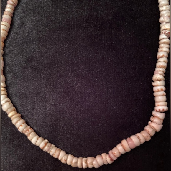 Vintage 70’s Unisex Spotted Puka Shell Beaded Necklace 17 1/2” Long Barrel Clasp - Picture 3 of 4